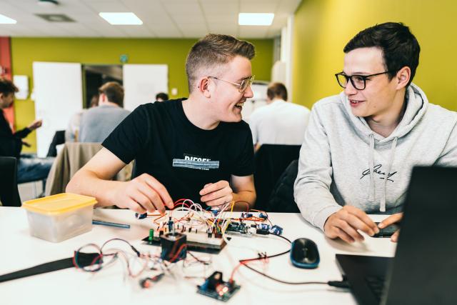 studenten elektronica-ict aan het werk met een raspberry pi
