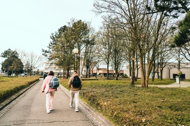 Studenten wandelen naar Campus Geel