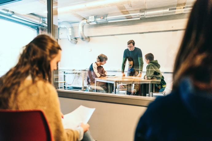 Studenten toegepaste psychologie observeren