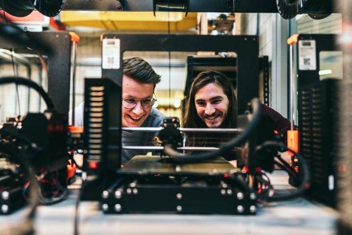 studenten bij een 3D-printer