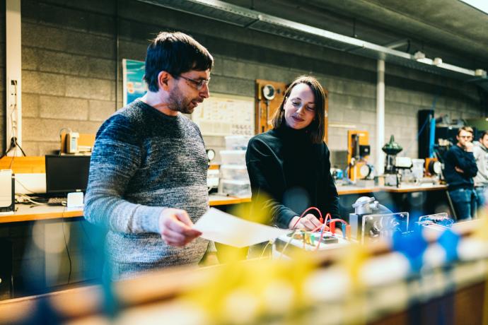 studenten elektromechanische systemen aan het werk