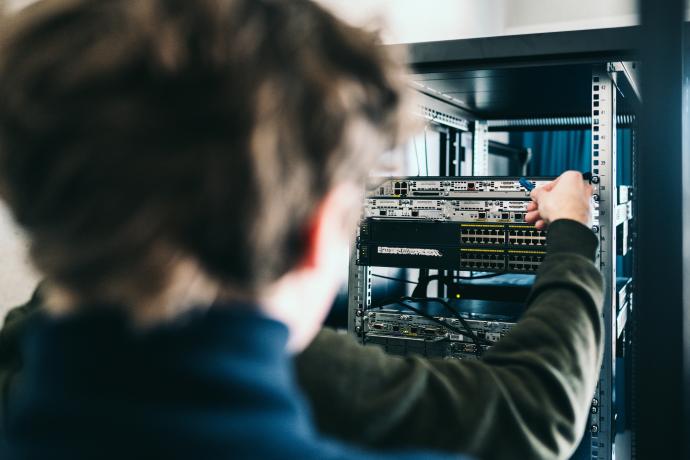 studenten systeem- en beheer op campus lier aan het werk