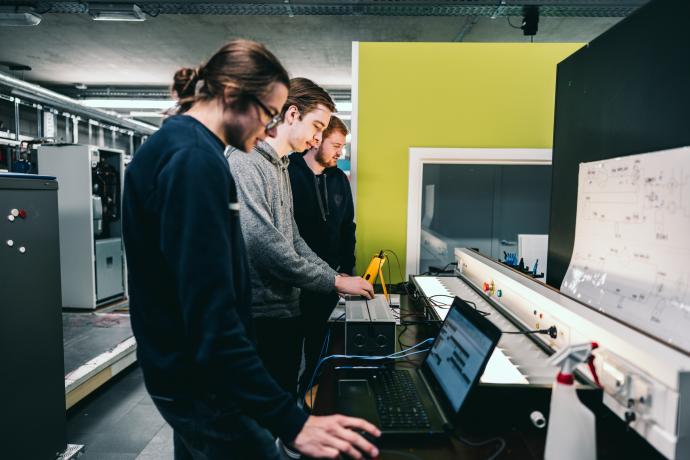 Studenten onderzoeken het verbruik van lamp