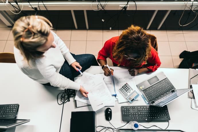 studente accounting administration in overleg met de docent