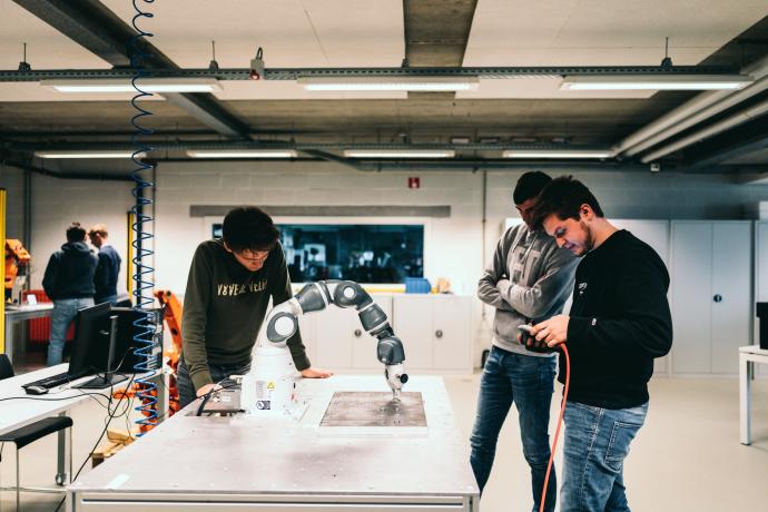 studenten bedienen een robot