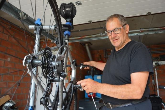 Man werkt aan fiets binnen project Mobilab and Care