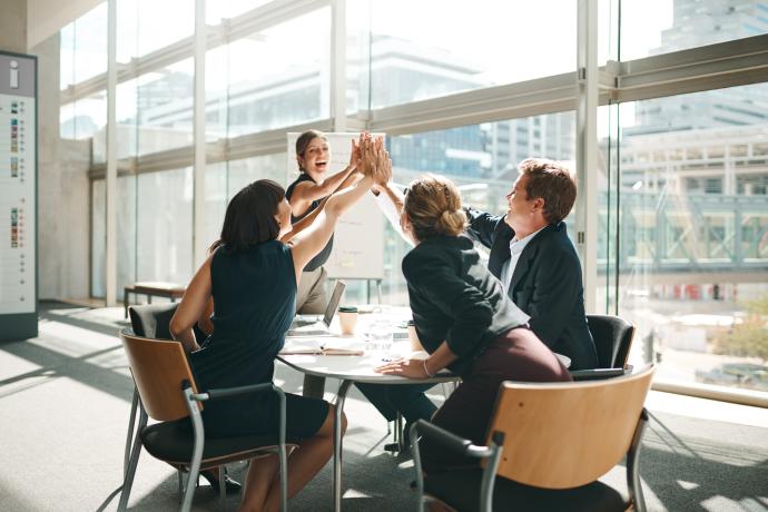 studenten HR-support geven een high five