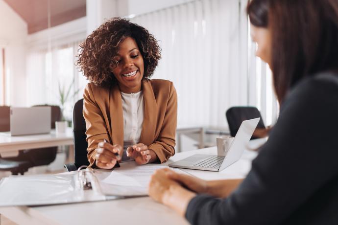 studenten bespreken de boekhouding