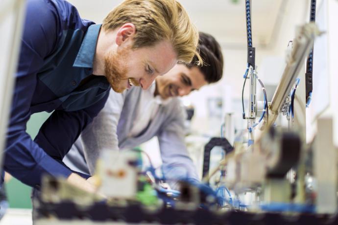 studenten aan de slag met hardware