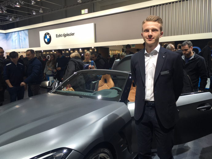 student automotive aan het werk in de showroom van een garage.