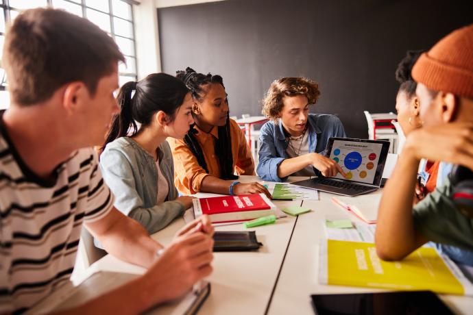 studenten bespreken een marketingproject