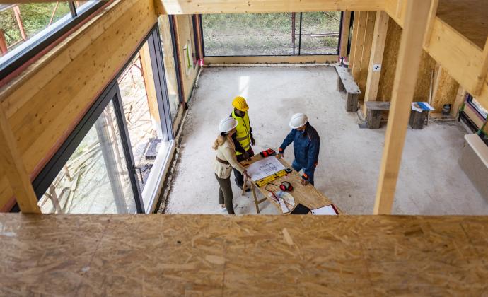 Studenten houtcontructies op een werf